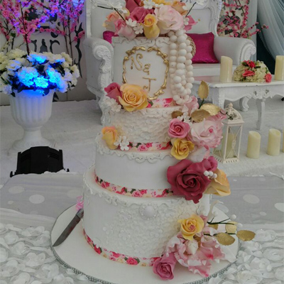 Pearls lace design wedding cakes